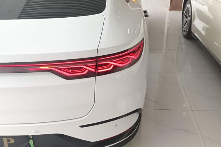 Used BYD Han 2022 EV Genesis Edition 715 km Front-Wheel-Drive Flagship Model Right Rear Taillight