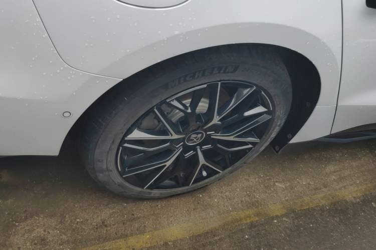 Used BYD Han 2022 EV Genesis Edition 610KM All-Wheel Drive Premium Model Right Rear Wheel Hub