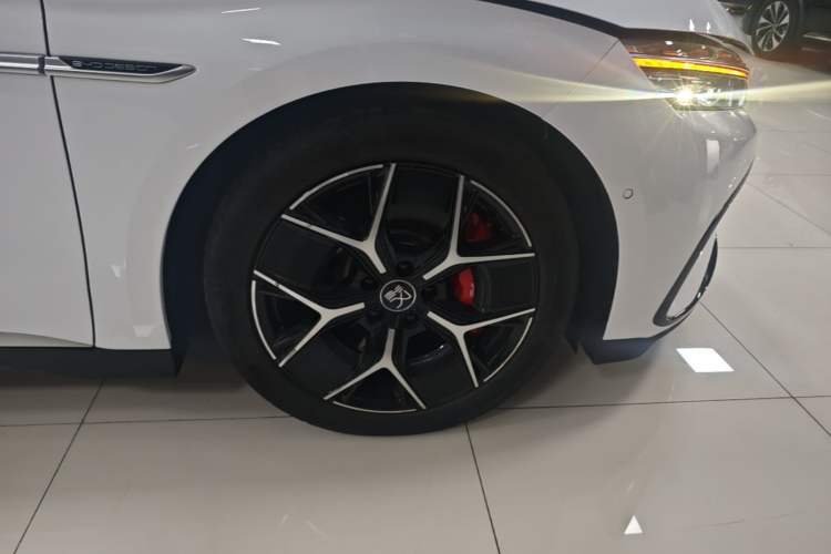 Used BYD Han 2022 EV 610 km All-Wheel-Drive Qianshan Cui Limited Edition Right Rear Wheel Hub