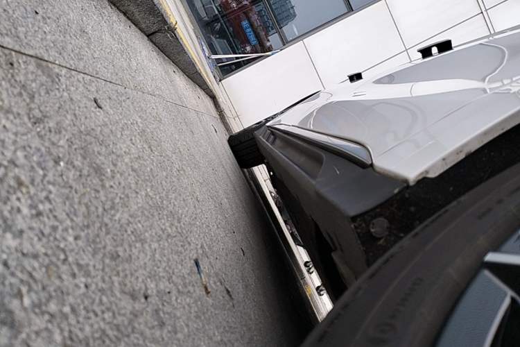Used BYD Han 2022 EV Genesis Edition 610KM All-Wheel Drive Premium Model Right Side Sill