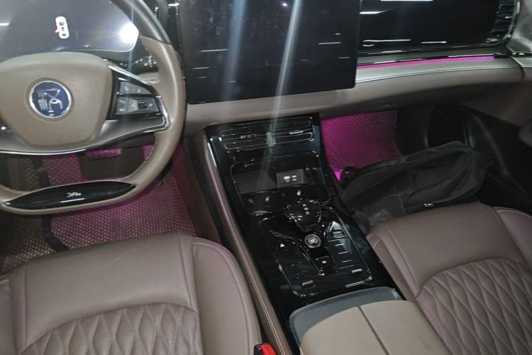 Used BYD Han 2023 EV Champion Edition 605KM Front-Drive Premium Model Audio And AC Panel