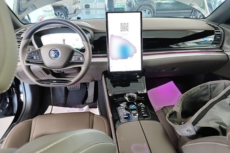 Used BYD Han 2023 EV Champion Edition 605KM Front-Drive Premium Model Center Console