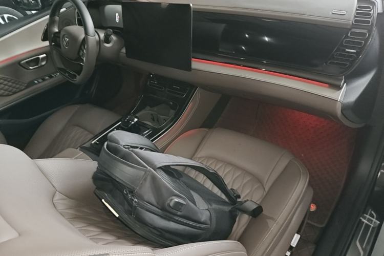 Used BYD Han 2023 DM-i Champion Edition 121KM Prestige Model Center Console