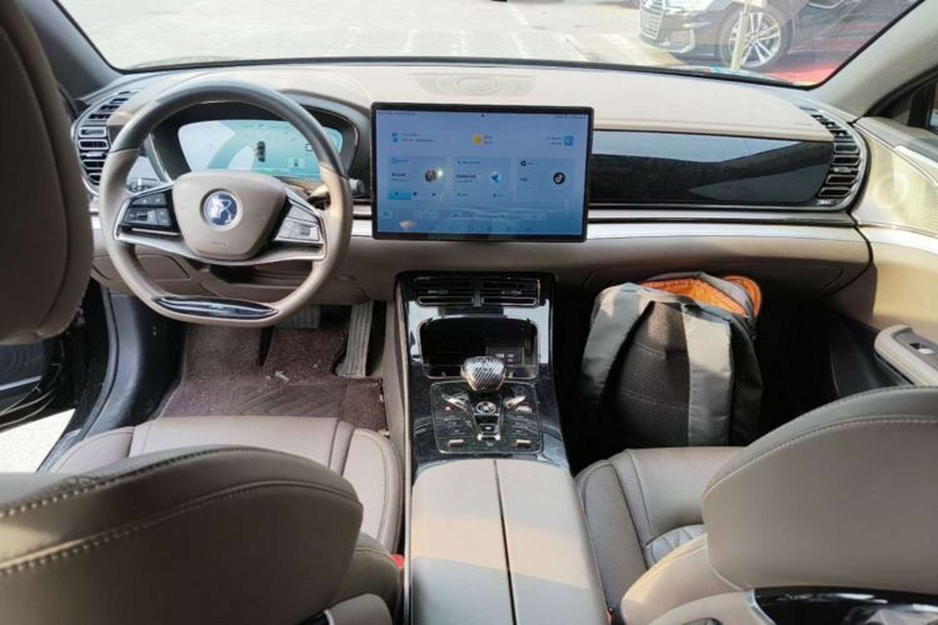 Used BYD Han 2023 EV Champion Edition 506KM Front-Wheel-Drive Premium Model Center Console