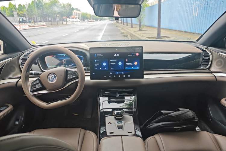 Used BYD Han 2023 DM-i Champion Edition 121KM Prestige Model Center Console