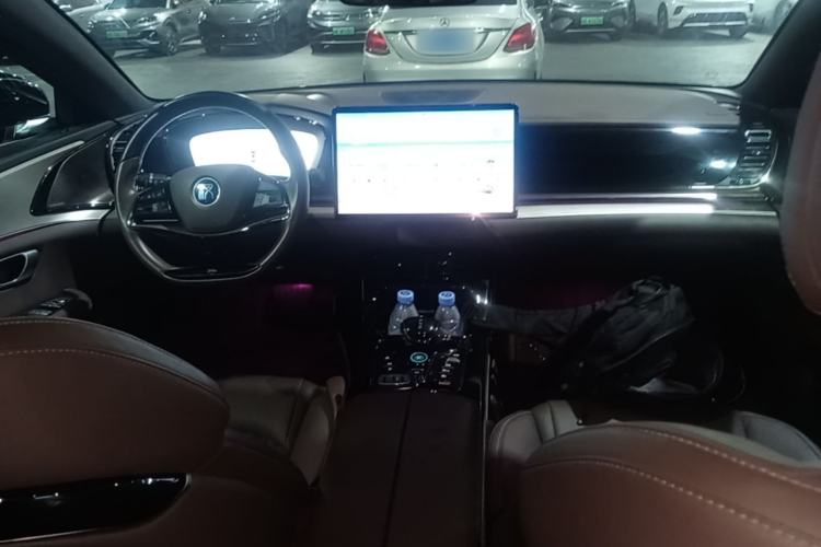 Used BYD Han 2023 EV Champion Edition 605KM Front-Drive Premium Model Center Console