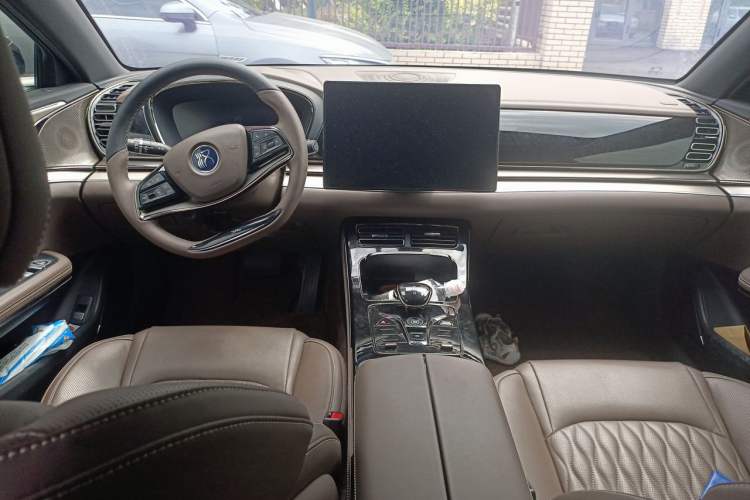 Used BYD Han 2023 DM-i Champion Edition 121KM Prestige Model Center Console