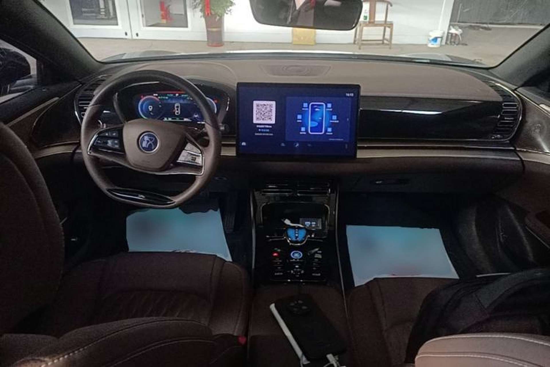 Used BYD Han 2023 EV Champion Edition 605KM Front-Drive Premium Model Center Console