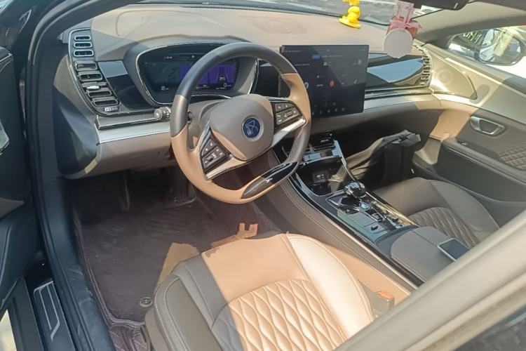 Used BYD Han 2023 EV Champion Edition 506KM Front-Wheel-Drive Premium Model Center Console