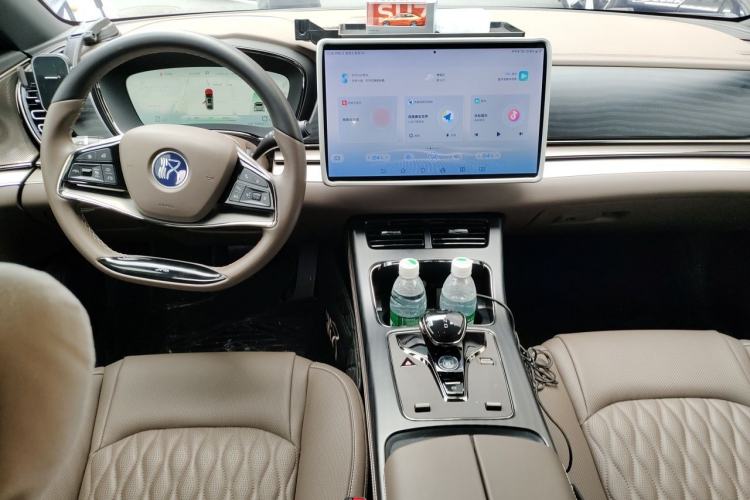 Used BYD Han 2023 EV Champion Edition 506KM Front-Wheel-Drive Premium Model Center Console