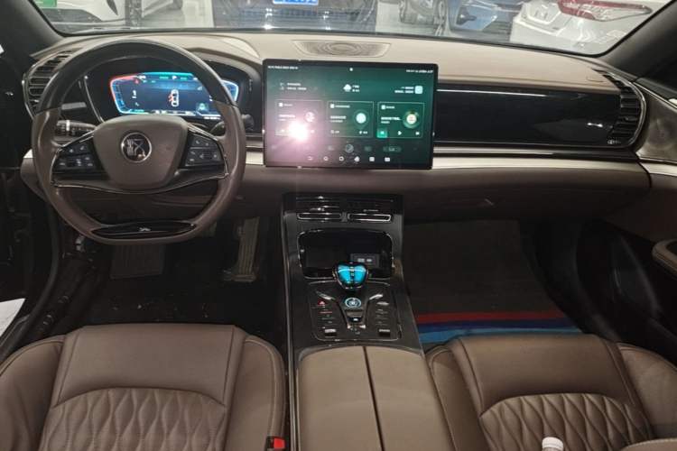 Used BYD Han 2023 EV Champion Edition 605KM Front-Drive Premium Model Center Console
