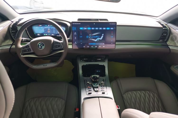 Used BYD Han 2023 EV Champion Edition 605KM Front-Drive Premium Model Center Console