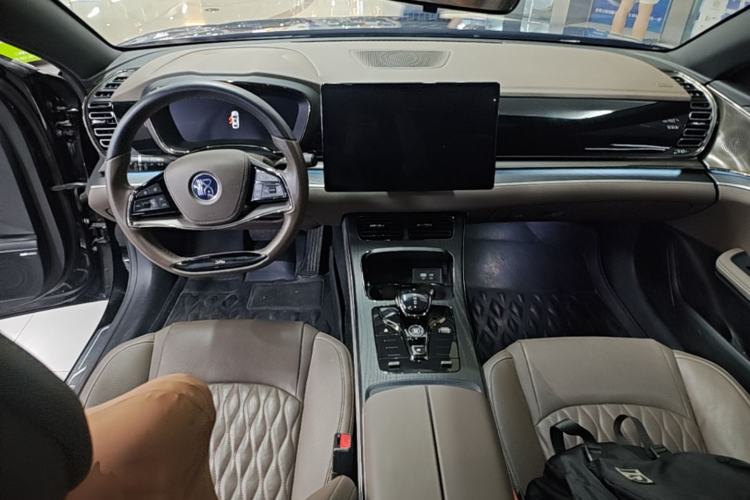 Used BYD Han 2023 DM-i Champion Edition 121KM Prestige Model Center Console