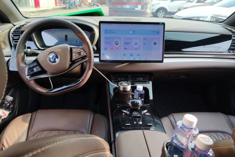 Used BYD Han 2023 EV Champion Edition 605KM Front-Drive Premium Model Center Console