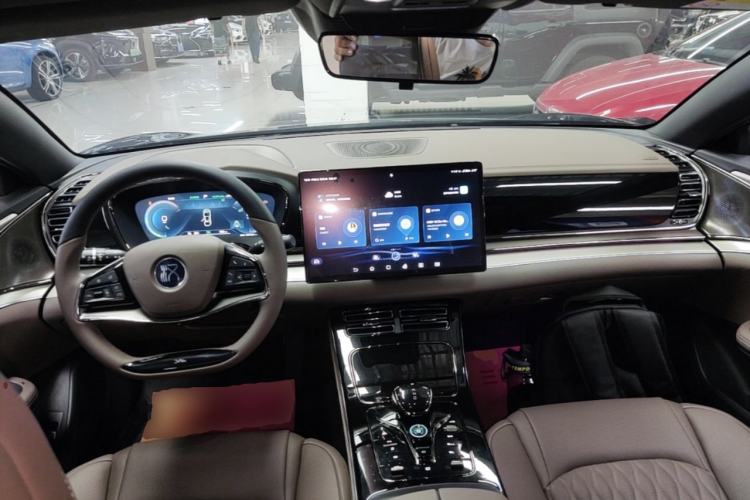 Used BYD Han 2023 EV Champion Edition 605KM Front-Drive Premium Model Center Console