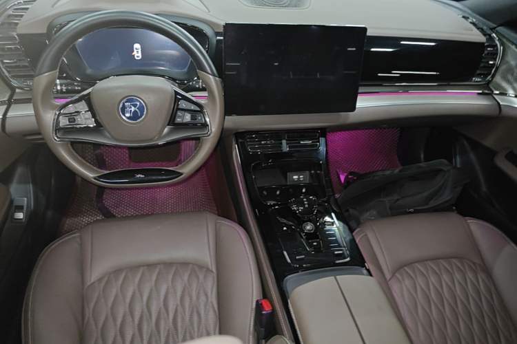 Used BYD Han 2023 EV Champion Edition 605KM Front-Drive Premium Model Center Console