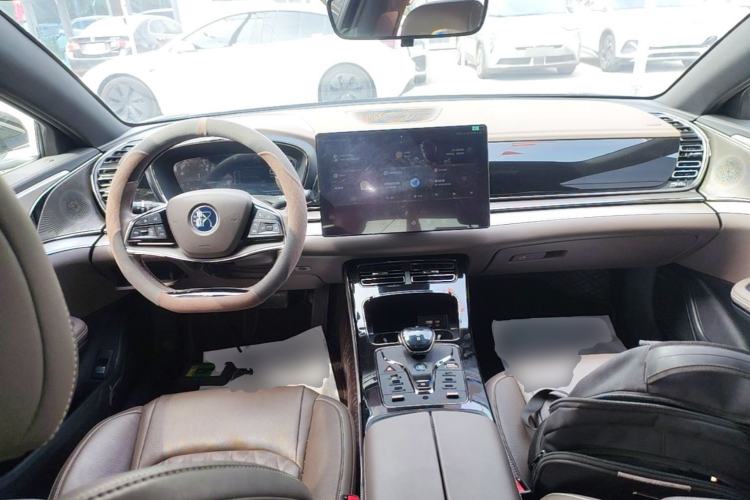 Used BYD Han 2023 EV Champion Edition 605KM Front-Drive Premium Model Center Console