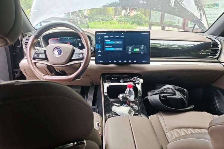 Used BYD Han 2023 EV Champion Edition 605KM Front-Drive Premium Model Center Console