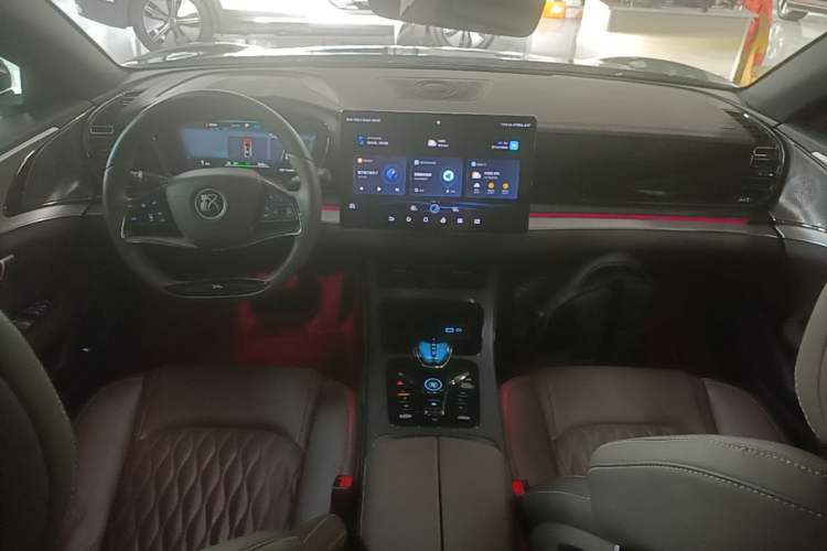 Used BYD Han 2023 EV Champion Edition 605KM Front-Drive Premium Model Center Console
