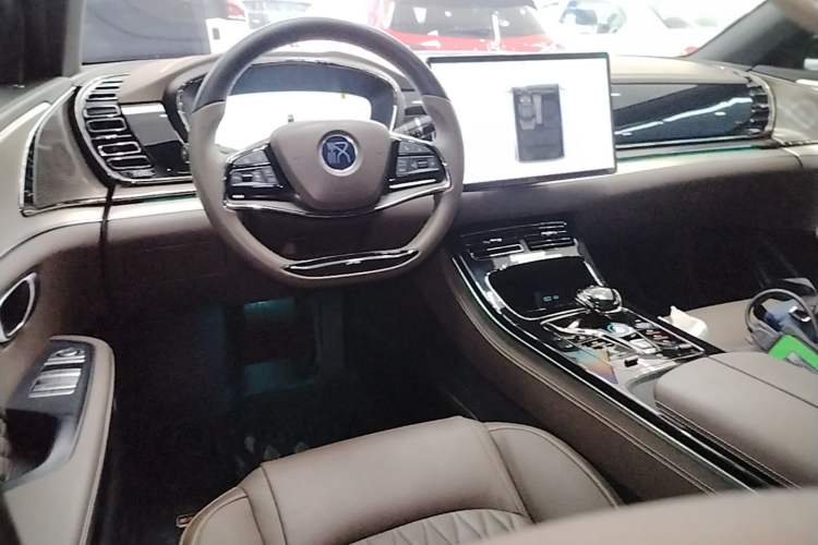 Used BYD Han 2023 EV Champion Edition 506KM Front-Wheel-Drive Premium Model Center Console