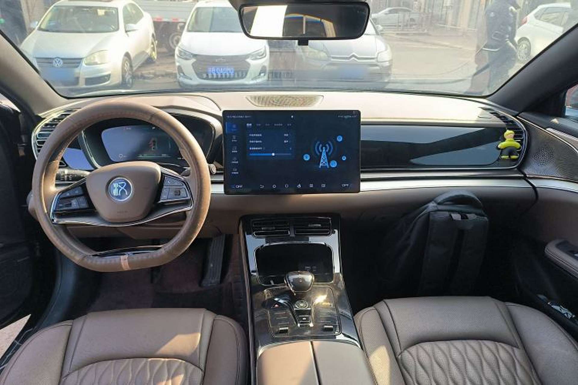 Used BYD Han 2023 EV Champion Edition 605KM Front-Drive Premium Model Center Console