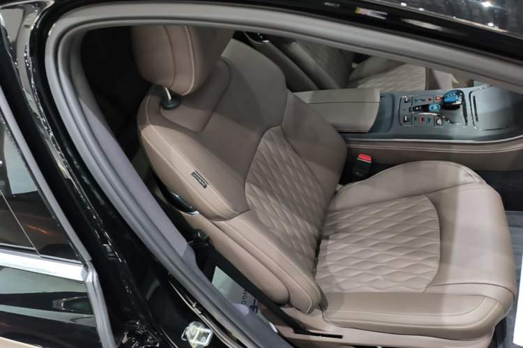 Used BYD Han 2023 DM-i Champion Edition 121KM Prestige Model Right Front Seat