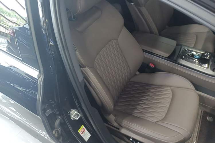 Used BYD Han 2023 DM-i Champion Edition 121KM Prestige Model Right Front Seat