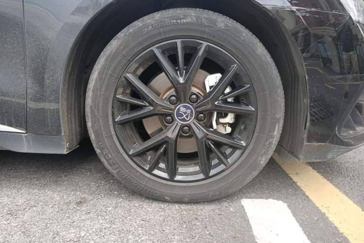 Used BYD Han 2023 DM-i Champion Edition 121KM Prestige Model Right Front Wheel Hub