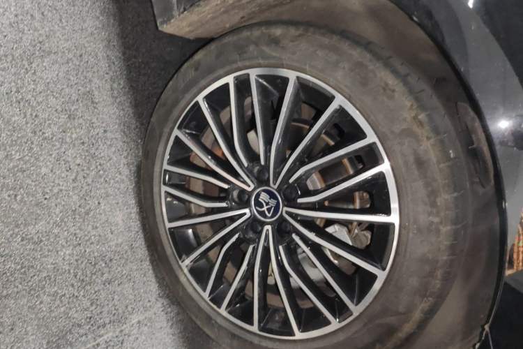 Used BYD Han 2023 DM-i Champion Edition 121KM Prestige Model Right Front Wheel Hub