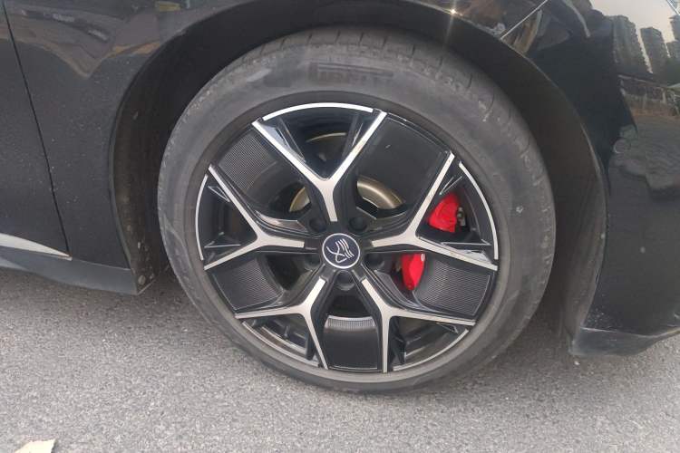 Used BYD Han 2023 EV Champion Edition 715 km Front-Drive Flagship Model Right Front Wheel Hub
