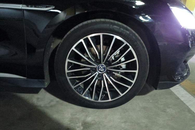 Used BYD Han 2023 DM-i Champion Edition 121KM Prestige Model Right Front Wheel Hub