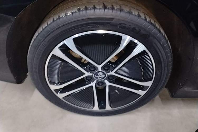 Used BYD Han 2023 EV Champion Edition 605KM Front-Drive Premium Model Right Rear Wheel Hub