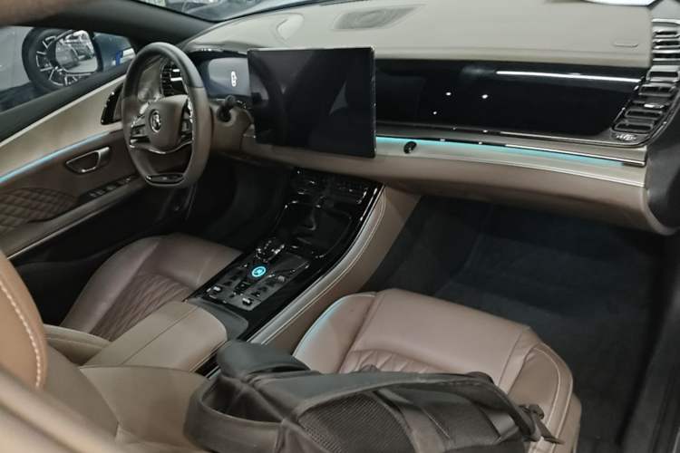 Used BYD Han 2023 EV Champion Edition 605KM Front-Drive Premium Model Center Console