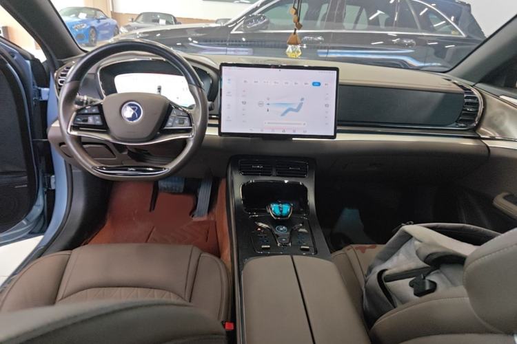 Used BYD Han 2023 EV Champion Edition 605KM Front-Drive Premium Model Center Console