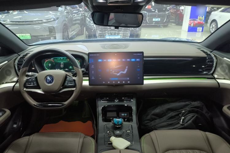 Used BYD Han 2023 EV Champion Edition 506KM Front-Wheel-Drive Premium Model Center Console