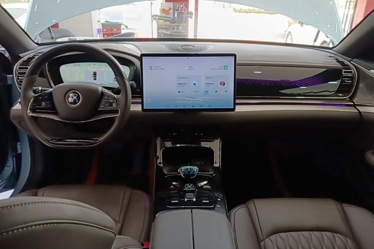Used BYD Han 2023 EV Champion Edition 605KM Front-Drive Premium Model Center Console