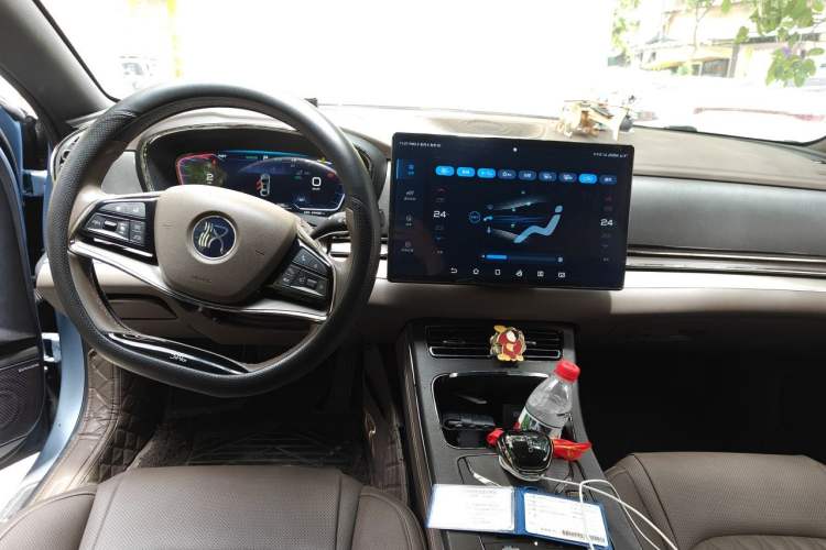 Used BYD Han 2023 EV Champion Edition 605KM Front-Drive Premium Model Center Console