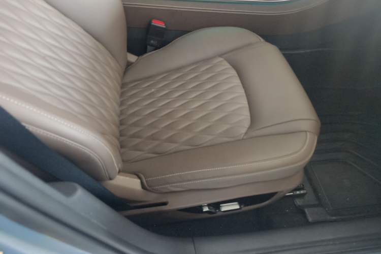 Used BYD Han 2023 DM-i Champion Edition 121KM Prestige Model Right Front Seat
