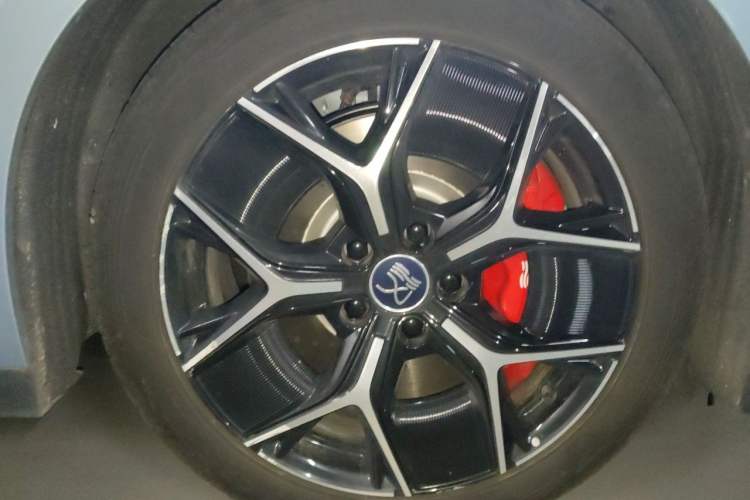 Used BYD Han 2023 EV Champion Edition 715 km Front-Drive Flagship Model Right Front Wheel Hub