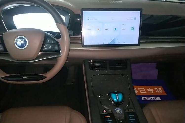 Used BYD Han 2023 DM-i Champion Edition 121KM Elite Model Audio And AC Panel