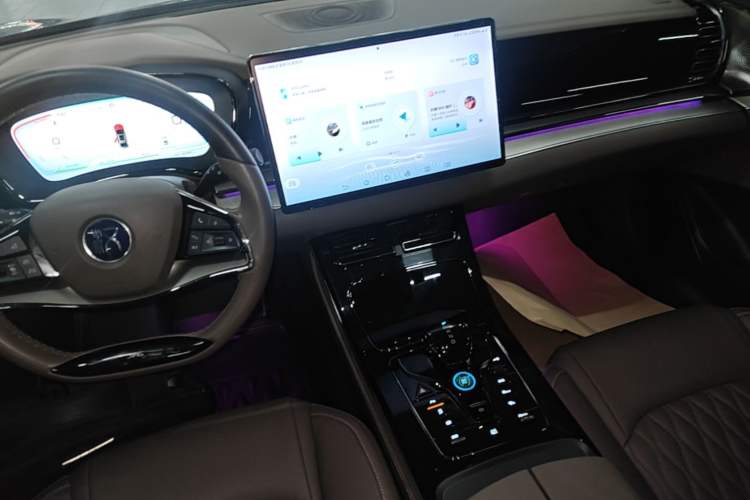 Used BYD Han 2023 EV Champion Edition 605KM Front-Drive Premium Model Audio And AC Panel