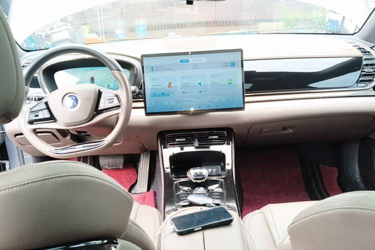 Used BYD Han 2023 EV Champion Edition 506KM Front-Wheel-Drive Premium Model Center Console