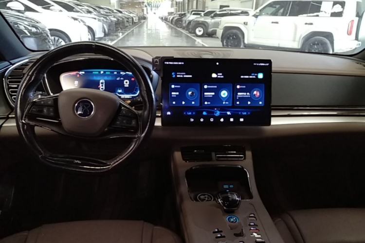Used BYD Han 2023 EV Champion Edition 506KM Front-Wheel-Drive Premium Model Center Console