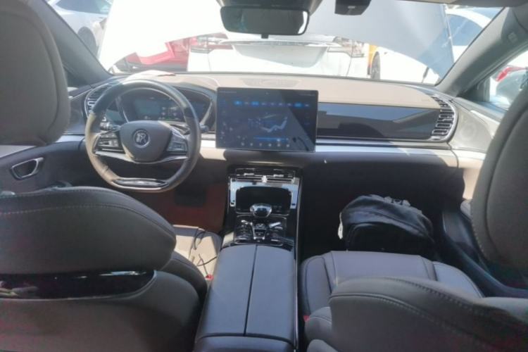 Used BYD Han 2023 EV Champion Edition 506KM Front-Wheel-Drive Premium Model Center Console