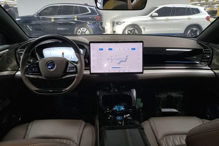 Used BYD Han 2023 EV Champion Edition 506KM Front-Wheel-Drive Premium Model Center Console