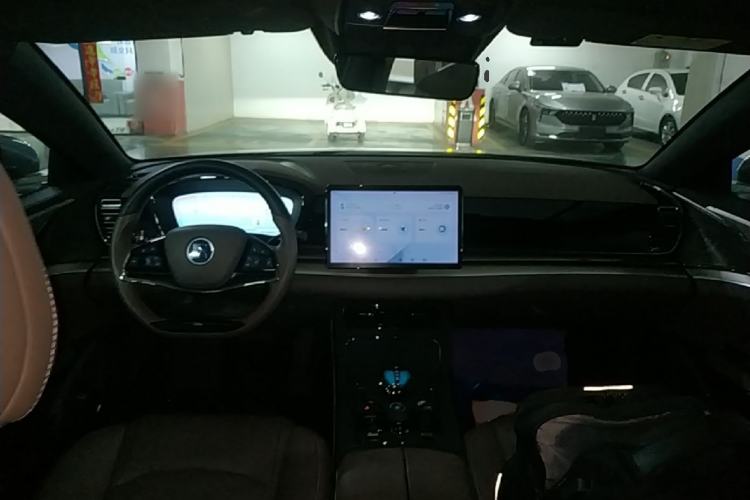 Used BYD Han 2023 DM-i Champion Edition 121KM Elite Model Center Console