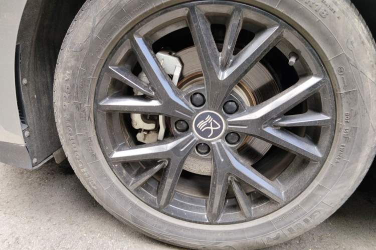 Used BYD Han 2023 DM-i Champion Edition 121KM Prestige Model Right Front Wheel Hub