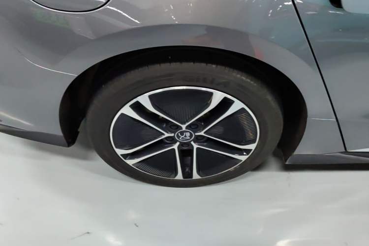 Used BYD Han 2023 EV Champion Edition 605KM Front-Drive Premium Model Right Rear Wheel Hub