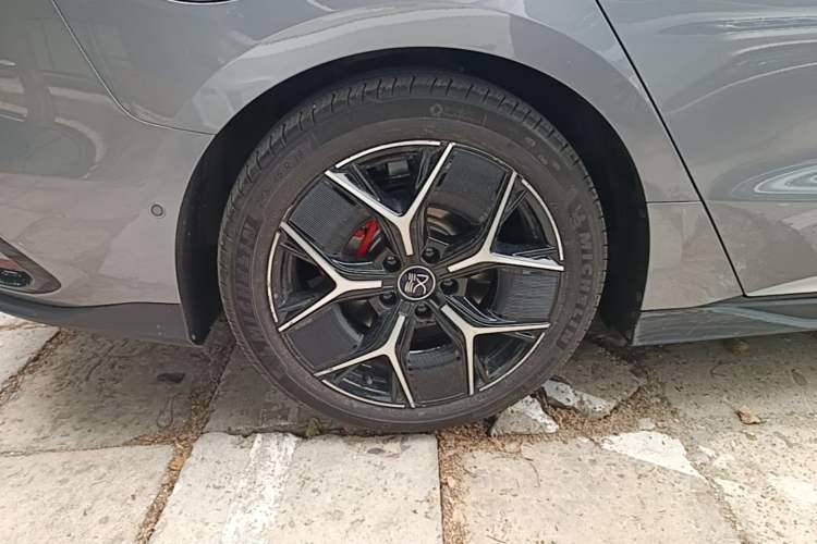 Used BYD Han 2023 EV Champion Edition 715 km Front-Drive Flagship Model Right Rear Wheel Hub