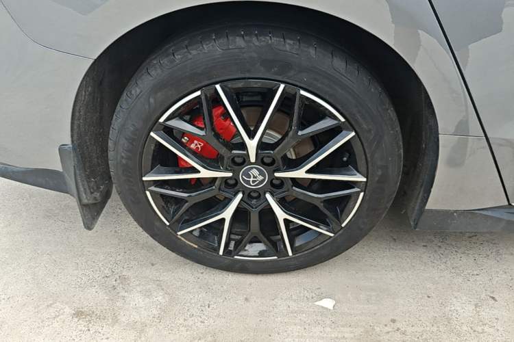Used BYD Han 2023 DM-i Champion Edition 121KM Prestige Model Right Rear Wheel Hub